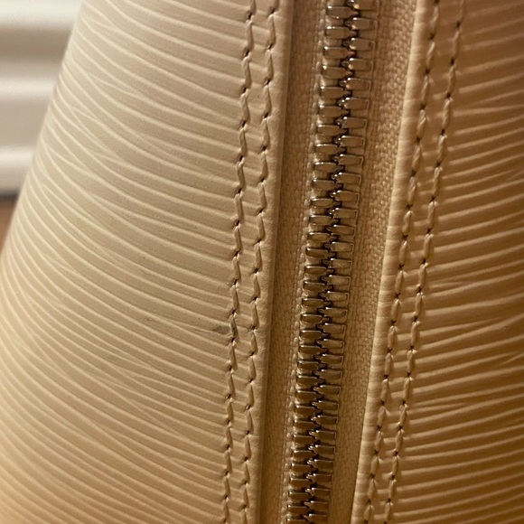 Louis Vuitton
Alma Handbag white Epi Leather PM - Picture 8 of 16